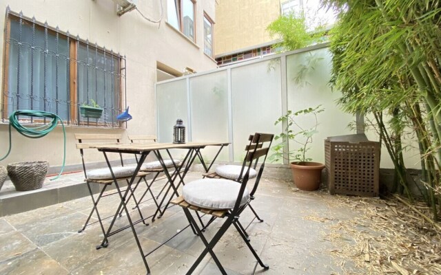 Sleek and Central Flat With Backyard in Sisli