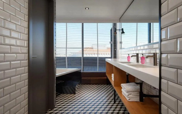 Moxy Lisbon City