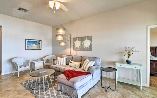 Beachfront Getaway w/ Deck & Views in Galveston