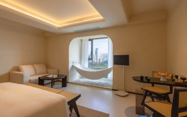 Home in the cloud (Splashing Square)