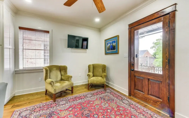 Charming Louisiana Getaway w/ Furnished Balcony!