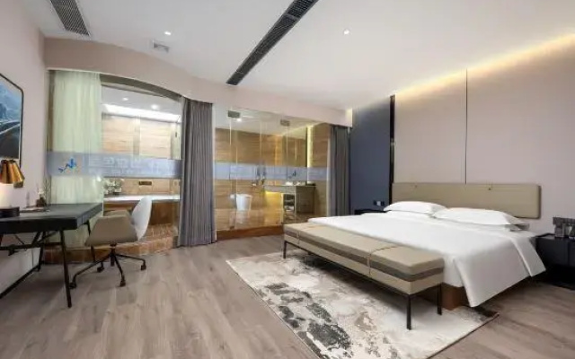 Blue Coast International Hotel (Guangzhou Baiyun Railway Station · Sanyuanli Metro Station)