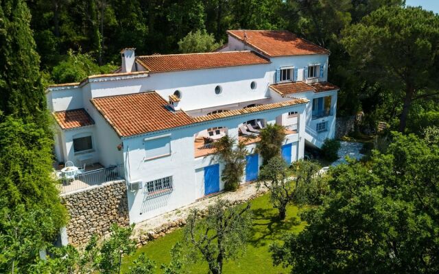 Spacious Villa in La Gaude With Swimming Pool