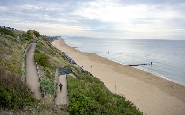 Stunning 2 bed Seaside Apartment With Sea Views