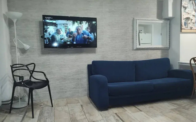 Center Apartment With Private Yard D11