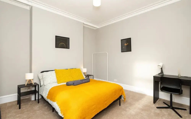 2 Bedroom Flat - Free Parking