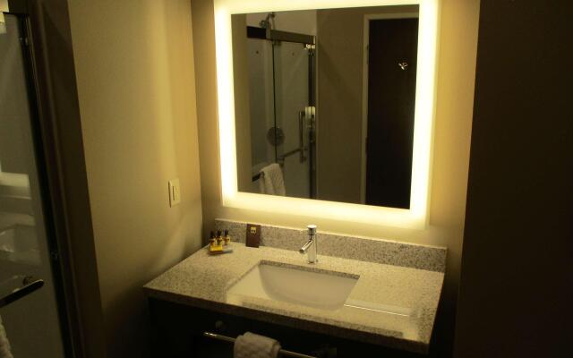 Best Western Plus Lakeview Hotel