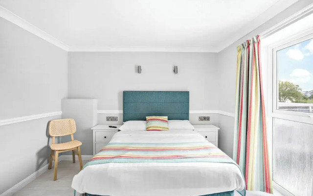 Waters Edge Hotel