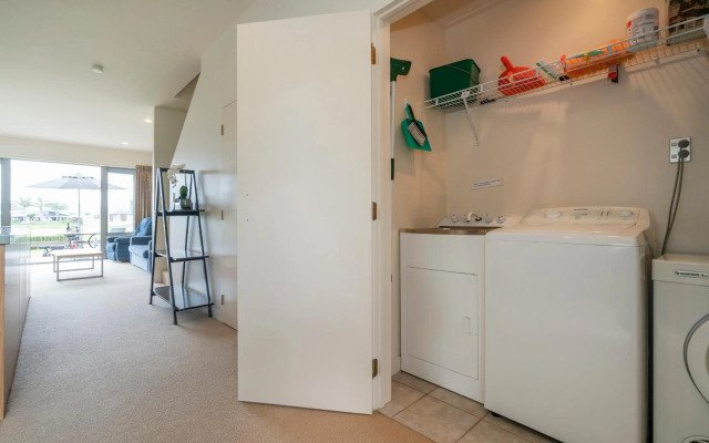 Hosts on the Coast Stay and Play