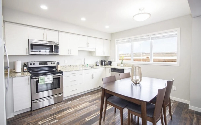 4bed 2bath Townhouse With Laundry Parking Wi-fi