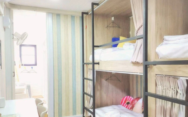 Capital O 75422 Million Pillows