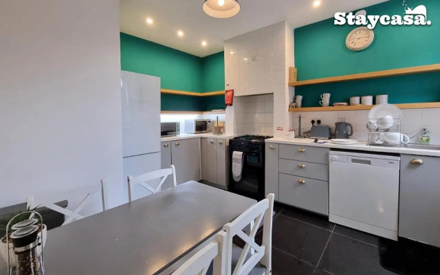 Beautiful 6-Bedroom House Manchester