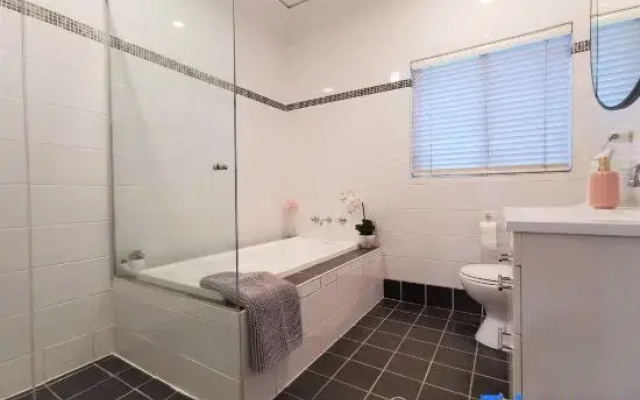 Sydney Meets Miranda, Comfy 4 Bedroom home,7 beds