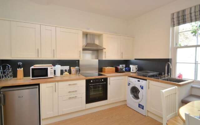 Apartment in 19th-century Building With Communal Garden in Dartmouth