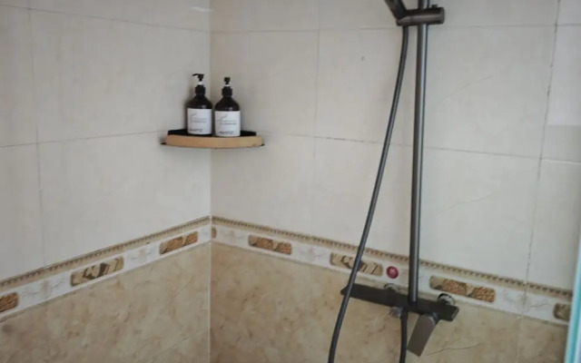 Tiger Leaping Half Way Guest House