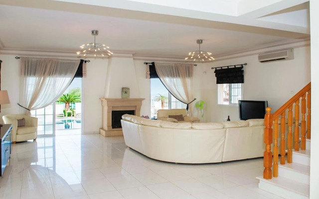 Oceania Paralimni in Paralimni