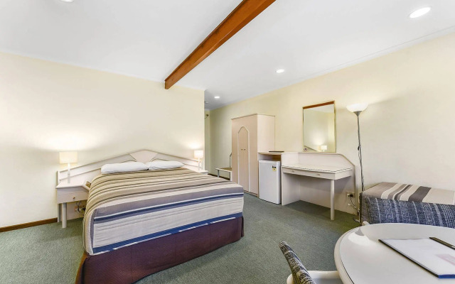 William Macintosh Motor Lodge