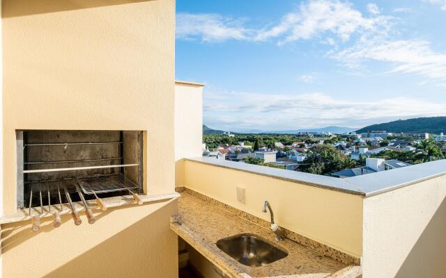 Apto com churrasqueira a 3min da praia EST403