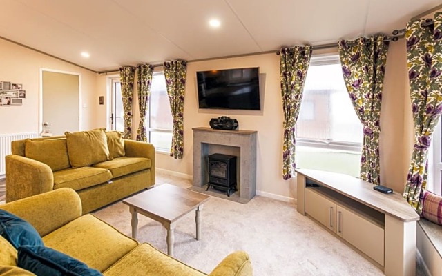 Waterfall Luxmy Lodge with Hot Tub