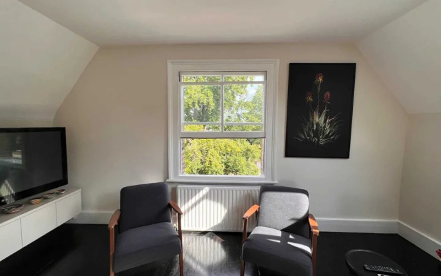 Stylish 1 Bedroom Top Floor Apartment in Highgate