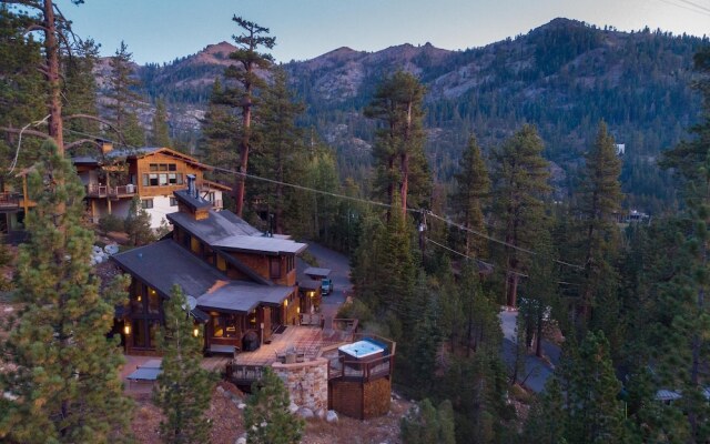 Bronson by AvantStay | Sleeps 17! On the Slopes! Squaw Valley w/Hot Tub&Fire Pit