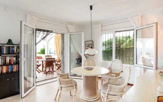 Modern Holiday Home in Roses With Swimming Pool
