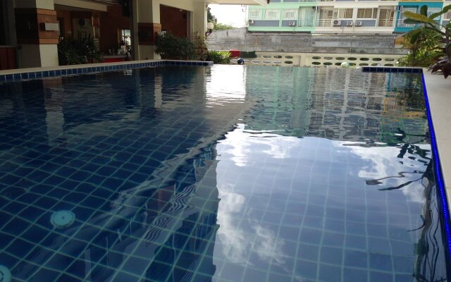 Green Harbor Hotel & Service Apartment
