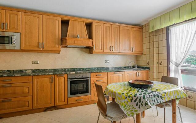 Casa marinera con piscina y jardín.