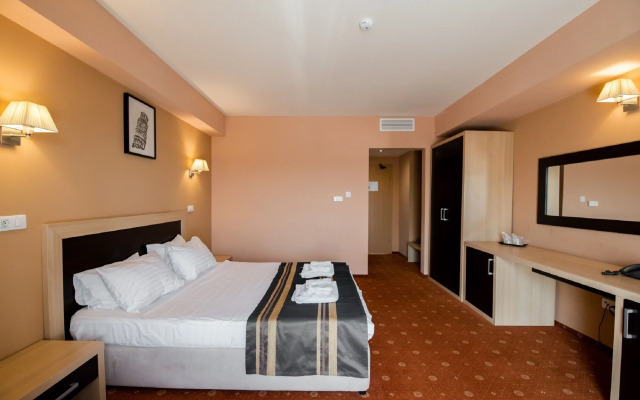 Hotel Oxford Inn & Suites