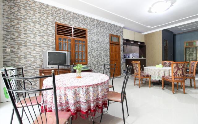 RedDoorz near Candi Ratu Boko