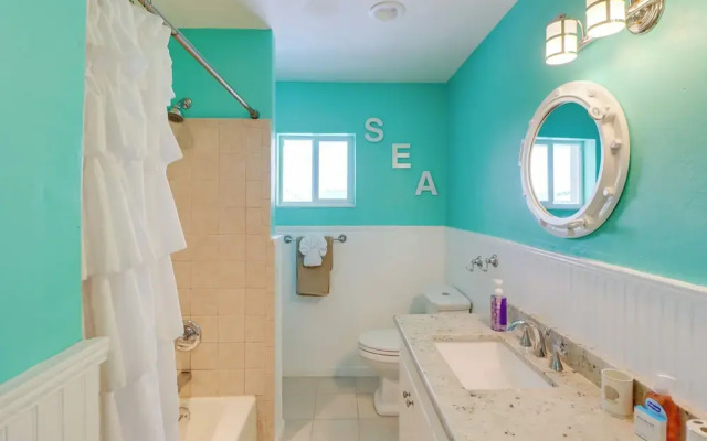 Walk to Beach: Waterfront Home in Marathon!