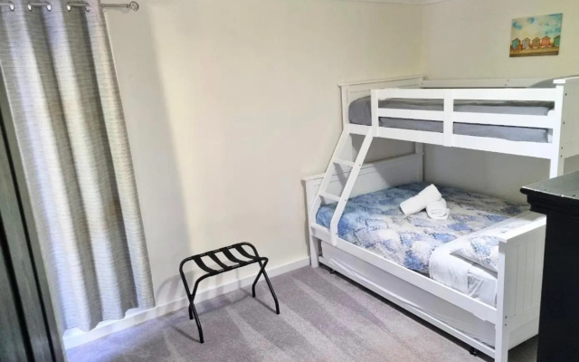 Swanway family holiday home - 15 min walk to beach, seconds to lake – Guest Rooms – Culburra Beach