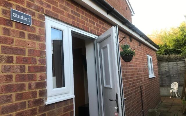 Studio-1-Staines/Heathrow/London-own entrance