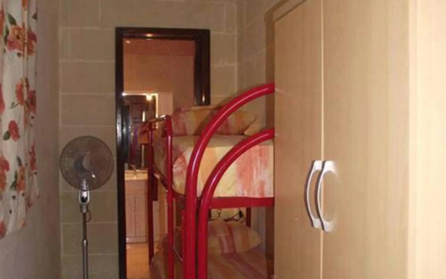 Qronfli Holiday Apartments With Swimming Pool