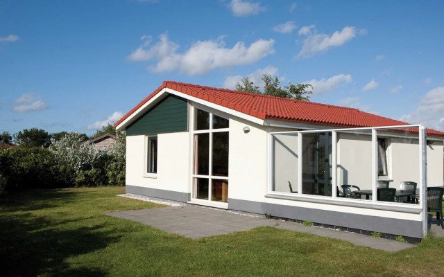 Well-kept Bungalow With Dishwasher Near the Beach