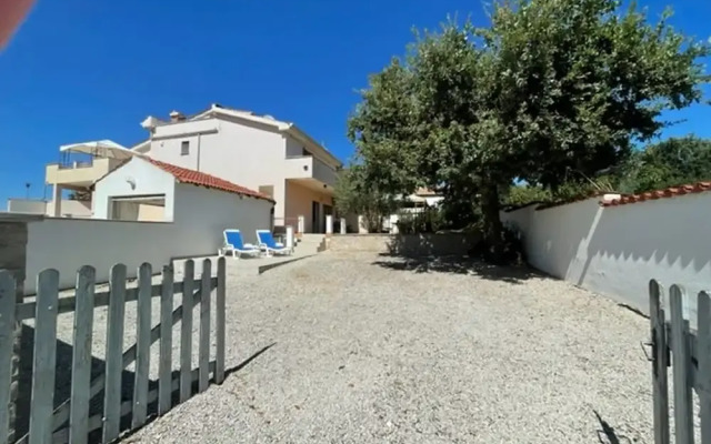 Appealing Apartment With Garden