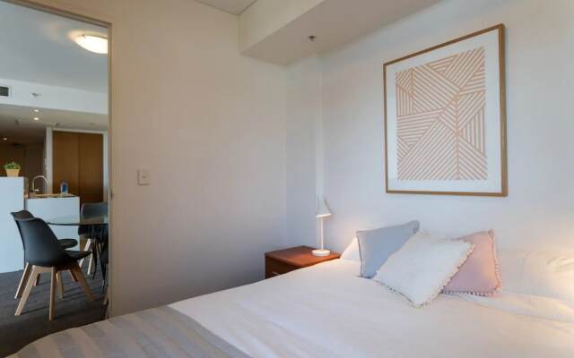 Modern Harbourside Apartment With A View