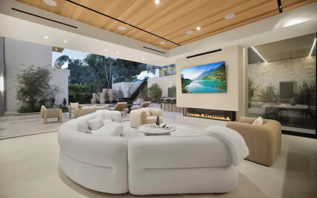 Hutton Villa - 5-bedroom Retreat in Iconic Beverly Hills Oasis