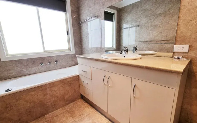 St Albans House - Spacious and Modern Home