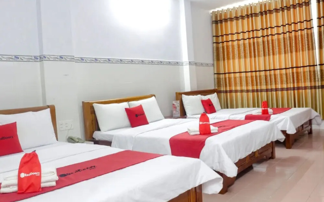 RedDoorz Diamond Hotel CMT8