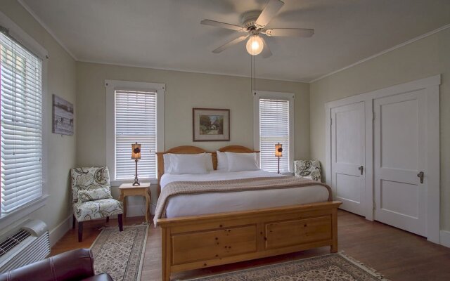 All Seasons Downtown Retreat