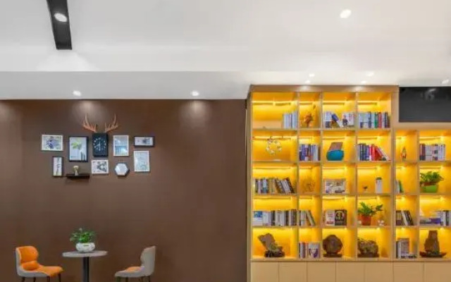 Yijing Hotel (Guilin Qixing Park University of Technology Shop)