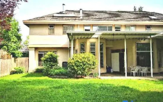 Vancouver airport hostel