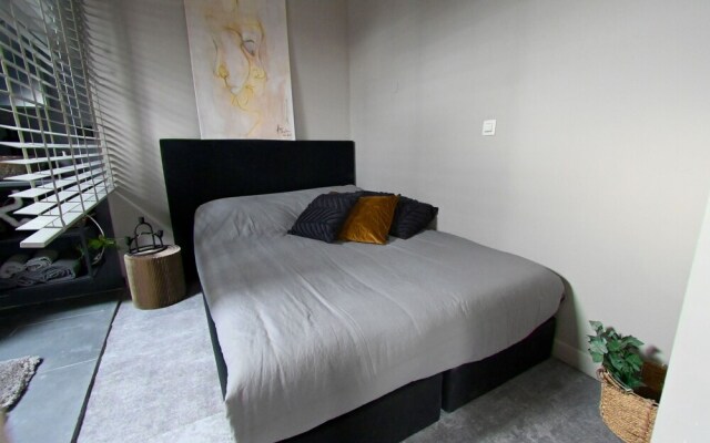 Up too 8- 10 Persons Stay in Antwerp