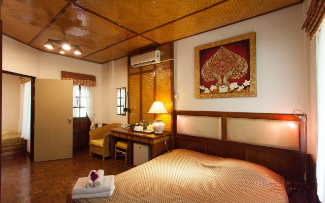 Coral Hotel Bangsaphan
