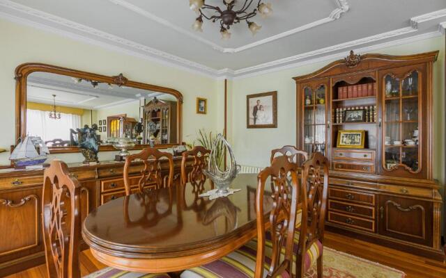 Casa marinera con piscina y jardín.