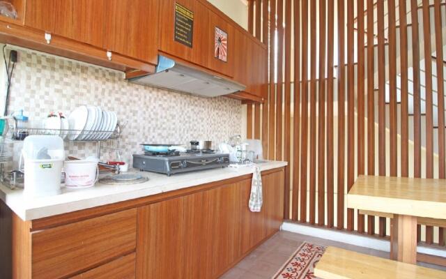 RedDoorz Plus near Hartono Mall 2