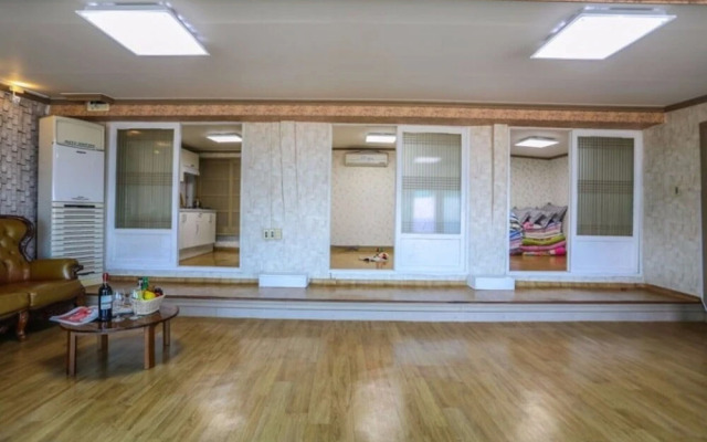 Pohang Sagyejeol Guryongpo Pension