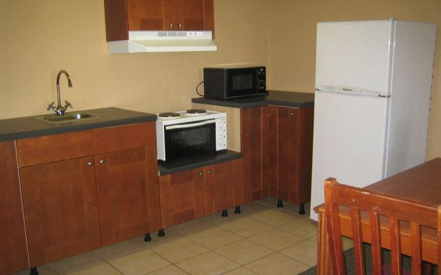 The Crossroads Hotel & Suites