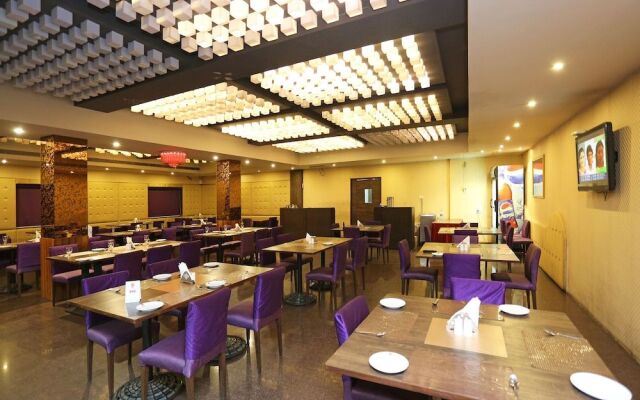 OYO 11939 Hotel Queens Club of India